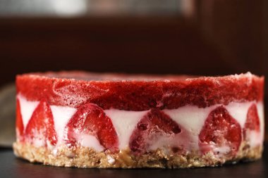 çilek ve süt jöleli pasta