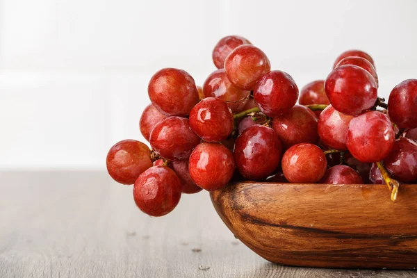 Bunch of red grapes in a wooden Cup — Stock Photo, Image