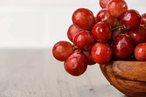 Bunch of red grapes in a wooden Cup — Stock Photo, Image