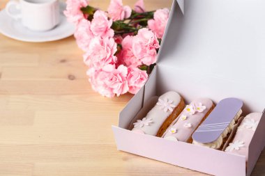 Kahve ile geleneksel Fransız eklerleri. İyi bir kahvaltı