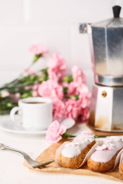 Kahve ile geleneksel Fransız eklerleri. İyi bir kahvaltı