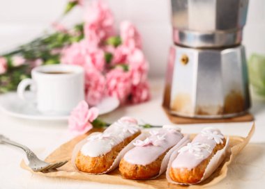 Kahve ile geleneksel Fransız eklerleri. İyi bir kahvaltı