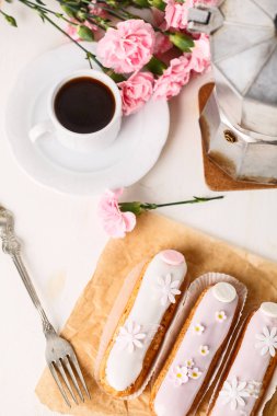 Kahve ile geleneksel Fransız eklerleri. İyi bir kahvaltı