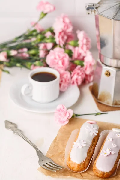 Tradycyjny francuski eklery z kawy. Dobre śniadanie — Zdjęcie stockowe