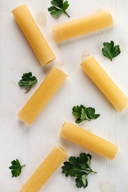 yeşil yaprakları ile ham İtalyan makarna makarna