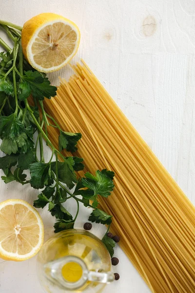 Spaghetti di pasta cruda italiana — Foto Stock