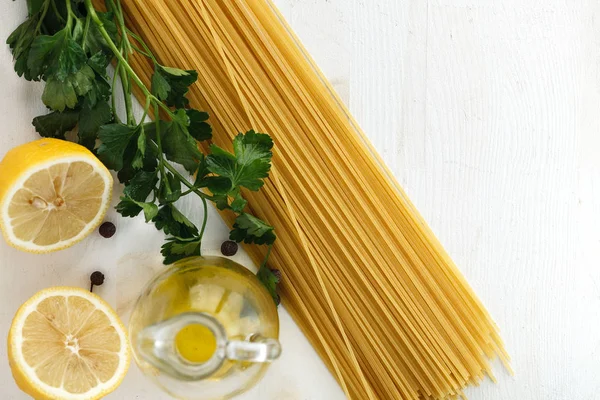 Spaghetti di pasta cruda italiana — Foto Stock