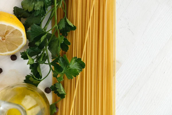 Surový italské těstoviny špagety — Stock fotografie