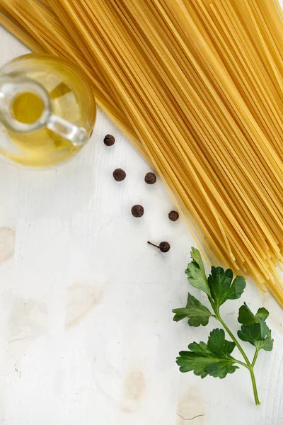 Spaghetti di pasta cruda italiana — Foto Stock