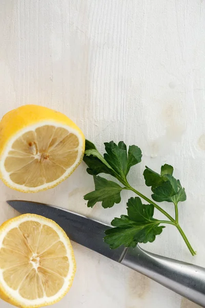 Un limón cortado por la mitad con un cuchillo de metal — Foto de Stock