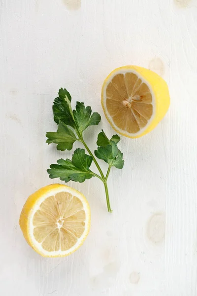 Un limón cortado por la mitad — Foto de Stock