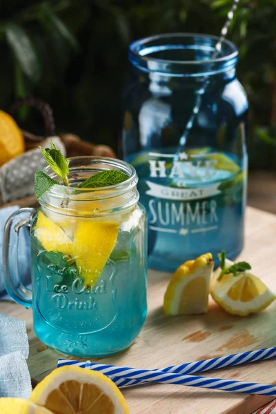 Narenciye limonata su ile dilimlenmiş limon ve nane mavi kavanoz içinde