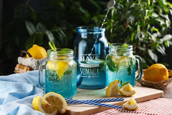 Narenciye limonata su ile dilimlenmiş limon ve nane mavi kavanoz içinde