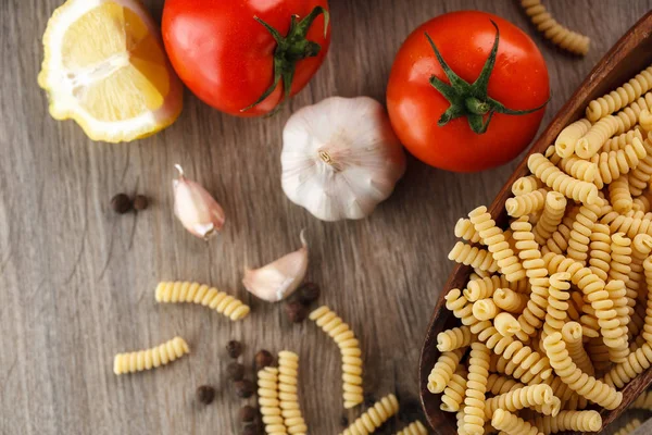 Italské syrové těstoviny fusilli — Stock fotografie