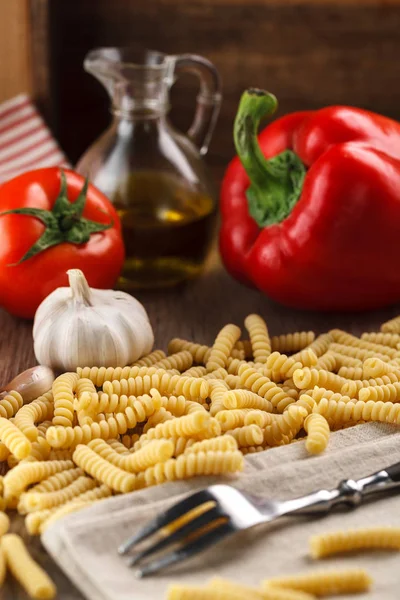 Pasta cruda italiana fusilli — Foto Stock