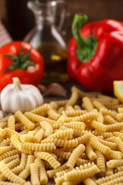 Pasta cruda italiana fusilli — Foto Stock