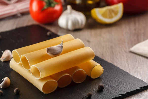 Těstoviny syrové cannelloni — Stock fotografie