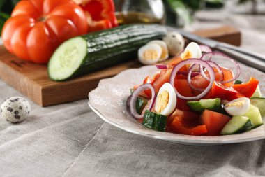 bıldırcın yumurtası masanın üzerine pembe plaka ile taze sebze salatası