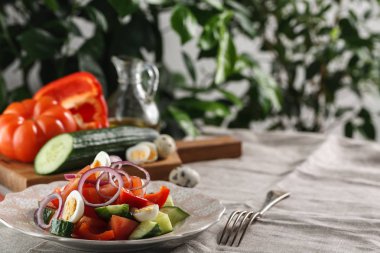 bıldırcın yumurtası masanın üzerine pembe plaka ile taze sebze salatası