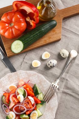 bıldırcın yumurtası masanın üzerine pembe plaka ile taze sebze salatası