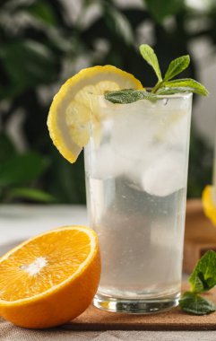 Cam bardak antika sürahi yanında buz küpleri ile narenciye nane limonata. Yaz içeceği Limoncello