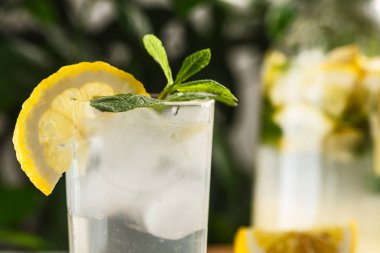 Cam bardak antika sürahi yanında buz küpleri ile narenciye nane limonata. Yaz içeceği Limoncello