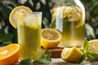 Cam bardak antika sürahi yanında buz küpleri ile narenciye nane limonata. Yaz içeceği Limoncello