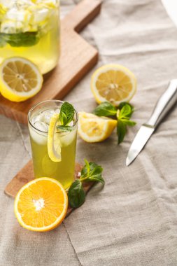 buz cam bardakta antika sürahi ile narenciye limonata. Yaz içeceği Limoncello