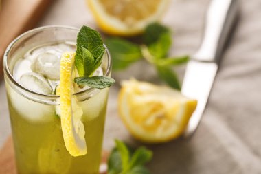 buz küplerinde cam bardak ile narenciye limonata. Yaz içeceği Limoncello