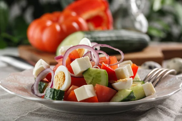 Verse fruit salade met kwarteleitjes en kaas in roze plaat op tafel — Stockfoto