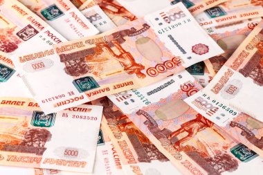 Rus parası. Beyaz arka plan üzerinde beş bin ruble