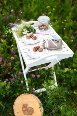 ceviz ve alanın ortasında beyaz bir masaya vahşi çiçek bir buket