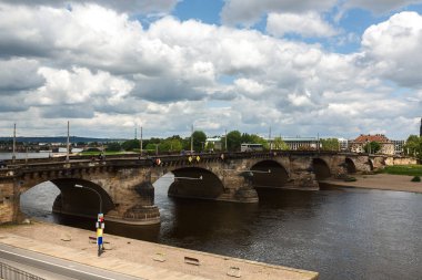 taş köprü Dresden, Almanya Elbe nehri geçip arch. Avrupa'nın Antik şehirler ile bir yolculuk. Almanya'nın antik mimari