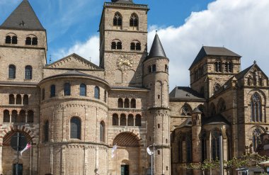 güneşli bir ortaçağ kalesi. Yatay