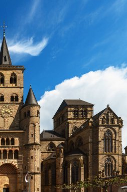 güneşli bir ortaçağ kalesi. Dikey