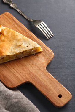 ev yapımı patates pastası gri arka plan üzerinde dilim