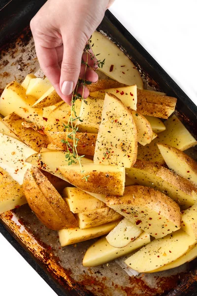 Fatias de batata cruas com temperos em uma assadeira — Fotografia de Stock