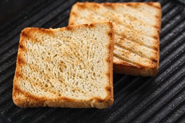 Izgara tost. Üstten Görünüm. Siyah arka plan