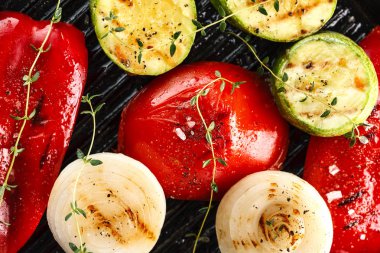 Izgara sebze. Kabak, domates, biber ve soğan ile baharat ve otlar. Portre