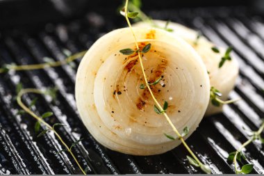 Baharat ve otlar ile ızgara soğan. Boşaltmak. Üstten Görünüm