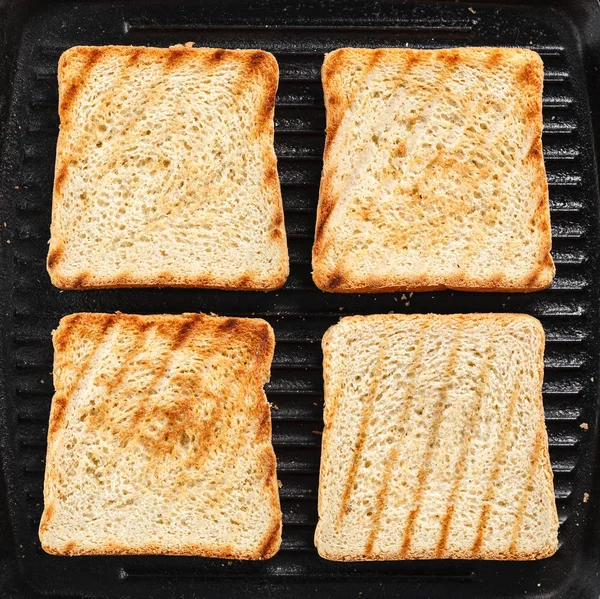 Toast auf dem Grill. Ansicht von oben. schwarzer Hintergrund — Stockfoto
