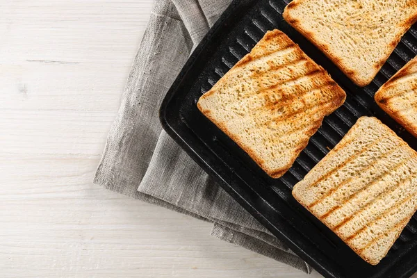 Toast auf dem Grill. Ansicht von oben. Kopierraum — Stockfoto