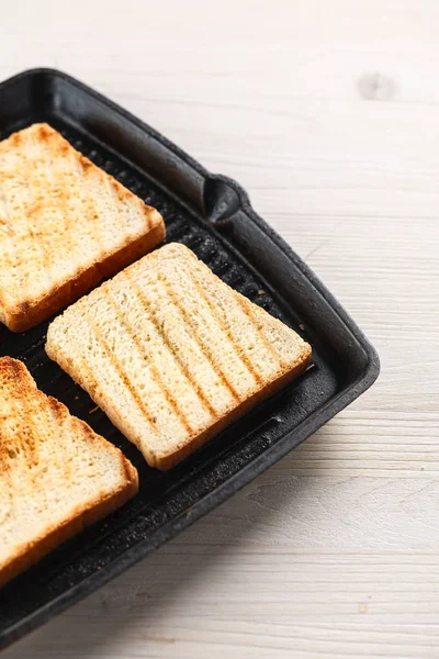 Toast auf dem Grill. Ansicht von oben. Kopierraum — Stockfoto