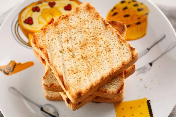 Toast auf dem Teller grillen. Nahaufnahme. Kopierraum — Stockfoto