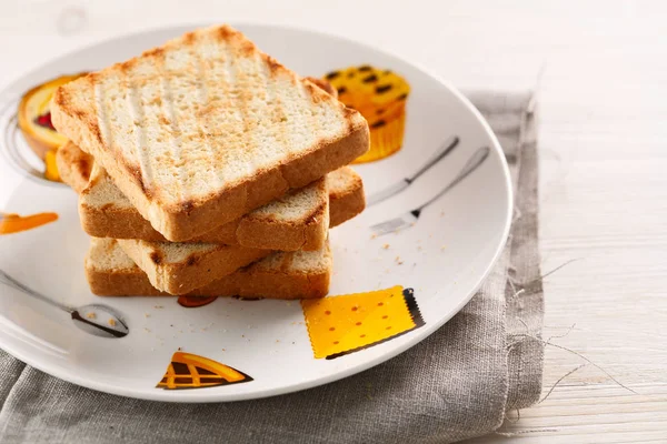 Toast auf dem Teller grillen. Nahaufnahme. Kopierraum — Stockfoto