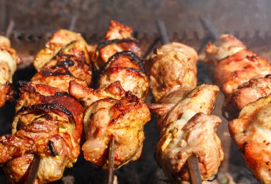 Şiş kebap ızgarada kızarıyor. Barbekü partisi. Yakın plan..