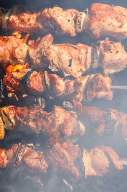 Şiş kebap ızgarada kızarıyor. Barbekü partisi. Yakın plan..