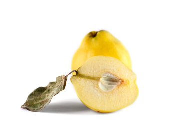 çok olgun Ayva beyaz zemin üzerinde. İzole et. Boşaltmak