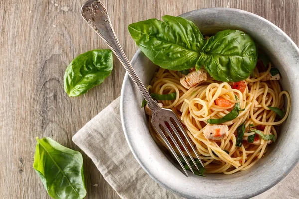 Spagetti makarna tavuk ile domates sosu, fesleğen metal plaka. Tavuk spagetti makarna kopya alanı, Italyan Mutfagi ile ahşap arka plan üzerinde. — Stok fotoğraf