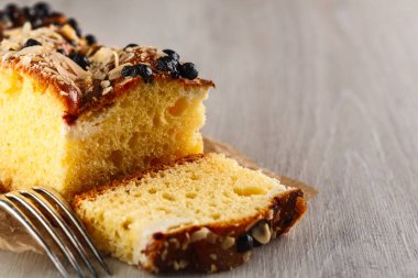 badem ve ahşap masa üzerinde yaban mersini ile pasta. Portre. Boşaltmak